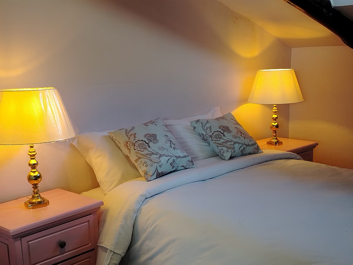 bedroom lamay 2